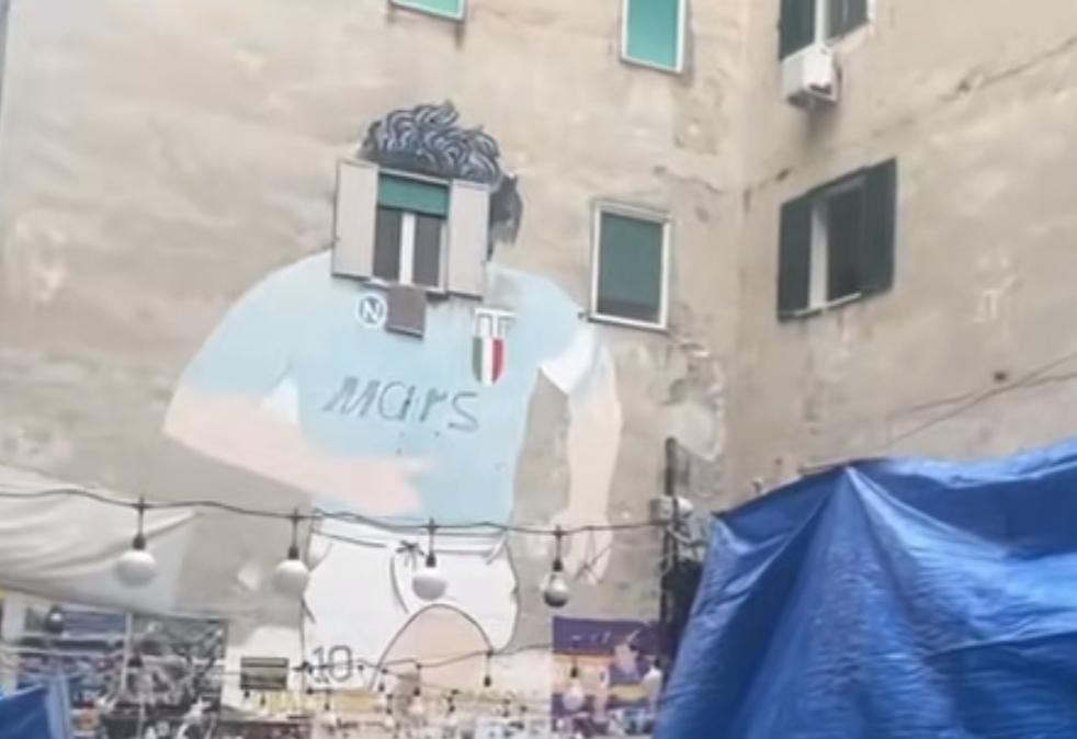 Largo Maradona chiuso per protesta, coperto il murale di Diego: turisti delusi