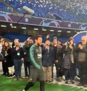 "C'è solo un Maradona" e "Olè olè olè Diego", la risposta del San Paolo all'ingresso di Messi