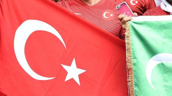 Clamoroso in Turchia: giocatore porta cellulare in campo per mostrare un errore all'arbitro, viene espulso