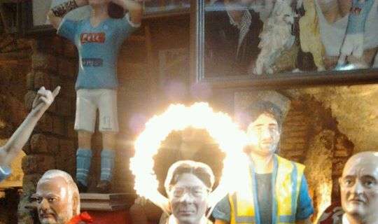 FOTO ESCLUSIVA - Napoli consacra San Walter Mazzarri, adesso ha anche l'aureola illuminata!