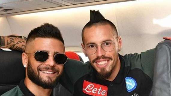 FOTO - Azzurri in viaggio verso Torino: Hamsik e Insigne sorridenti in aereo