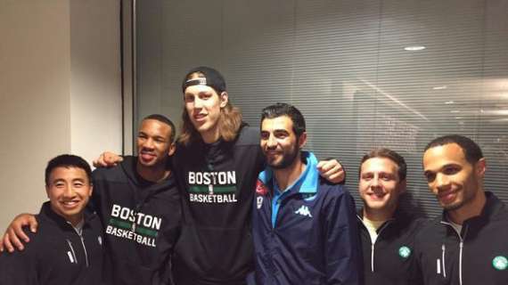 FOTO - Ospiti d'eccezione negli spogliatoi di San Siro: Albiol posa con i Boston Celtics