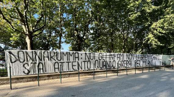 FOTO - Vergogna a Milano, striscione minatorio a Donnarumma: "Infame, attento quando giri qui!"