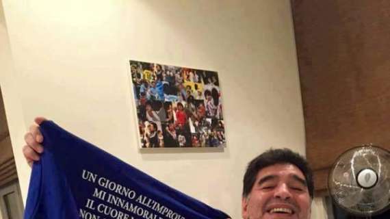 FOTO - Maradona rapito dal nuovo inno azzurro: Diego mostra maglia con il testo di "Un giorno all'improvviso"