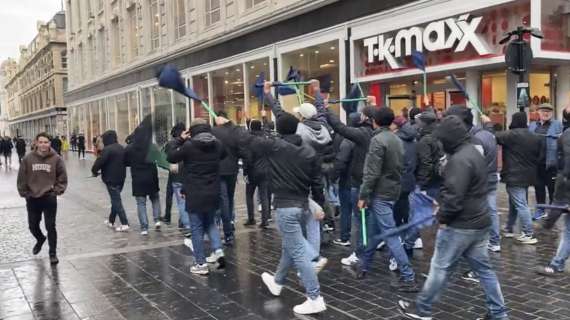 VIDEO - I tifosi azzurri a sostegno del Napoli: cori e bandiere per le strade di Liverpool