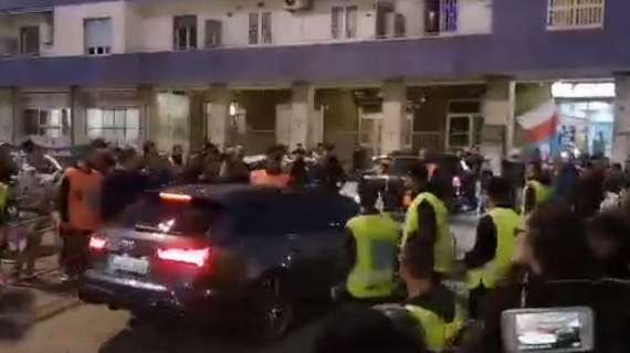 VIDEO TN - Circa 50 tifosi aspettano la squadra dopo l'allenamento: contestati Allan e Callejon