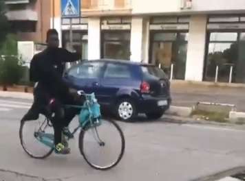 VIDEO - "Forza Napoli!", un ragazzo "sfida" i tifosi del Verona: raffica di insulti razzisti