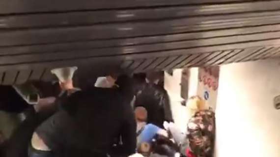 VIDEO - Incredibile a Roma, crolla scala mobile della Metro: tifosi CSKA feriti, c'è anche una gamba amputata