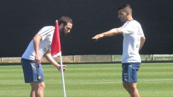 FOTO - Higuain ed Aguero a colloquio dal ritiro dell'Argentina: "Ecco la pratica di questa mattina"