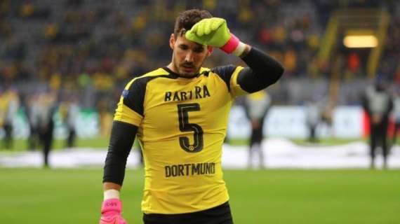 Bel gesto dei giocatori del Borussia: tutti in campo con la maglia di Bartra
