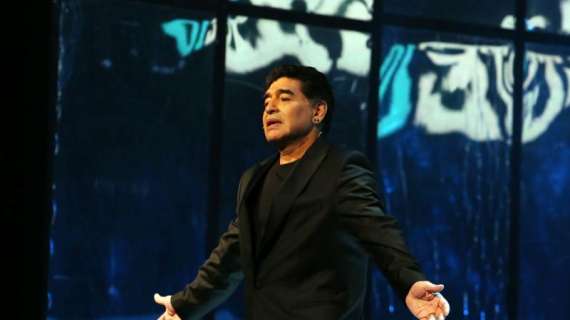 Maradona chiude lo spettacolo con un messaggio a Diego jr: "Perdonami, non ti lascerò mai più!"
