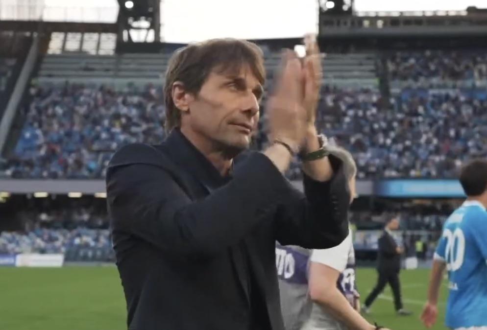 Conte omaggiato dal Maradona al giro di campo: pioggia di applausi e cori per lui