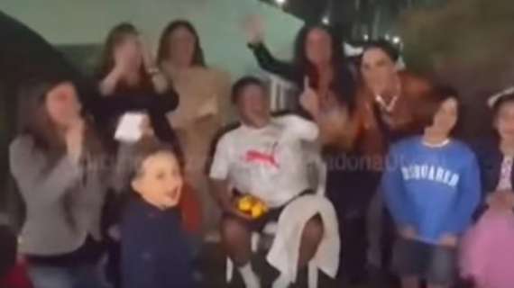 VIDEO - Maradona canta "un giorno all'improvviso" con la famiglia di Reina: "Vogliamo il Napoli campione!"