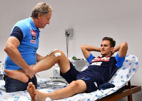 FOTO - Milik, primo giorno di terapie a Castel Volturno: polacco accolto con grande calore dal gruppo