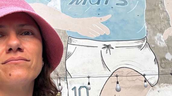 La cantante Elisa a Napoli, visita al Murales di Maradona: “L’unico e solo”