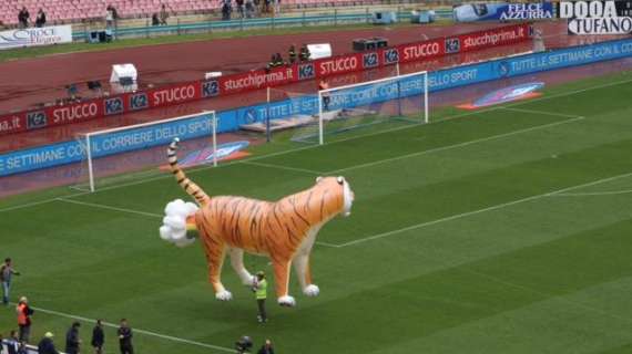 FOTO TN - Una 'tigre' sorvola il San Paolo: simpatica trovata pubblicitaria nel pre-partita