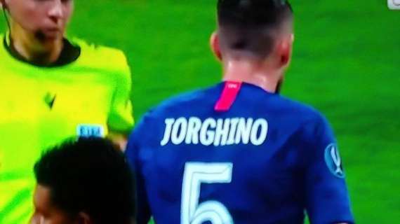 FOTO - Chelsea, che gaffe in Supercoppa: Jorginho in campo con la maglia sbagliata!