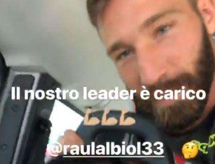 VIDEO - Tonelli scherza con Albiol: "Ecco il nostro leader, è carico!"
