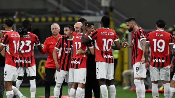Milan, il tributo dei giocatori a Pioli: si stringono in cerchio e lo applaudono