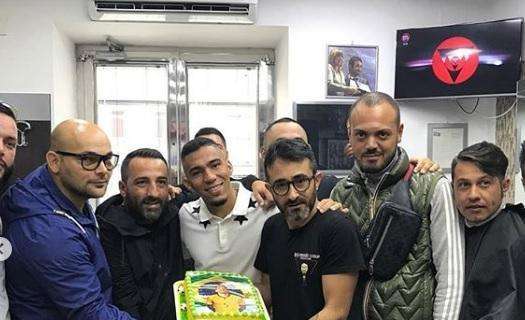 FOTO - Sorpresa per Allan: torta per festeggiare la convocazione dal suo parrucchiere di fiducia