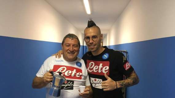 FOTO - Starace e il caffè al capitano: "Un saluto da Marek per il suo giorno"