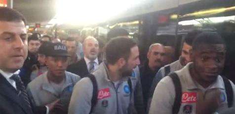 VIDEO - Il Napoli raggiunge Roma in treno: ecco gli azzurri in stazione