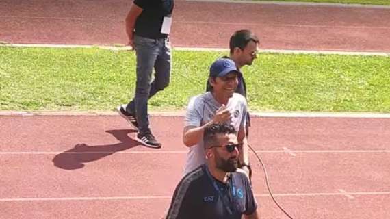 Conte, che feeling coi tifosi: anche oggi il mister non si sottrae (sorridente) agli autografi
