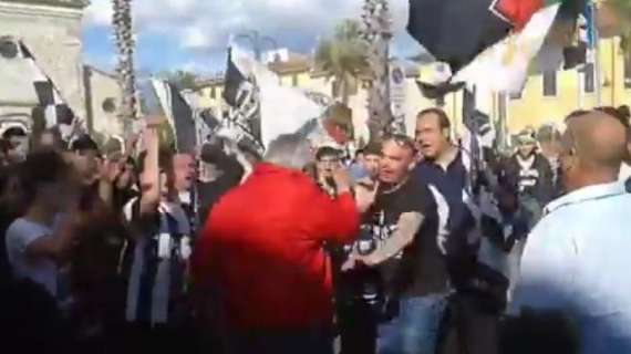 VIDEO - Festa Juve anche a Marina di Carrara: tensione e spintoni fra tifosi e passanti