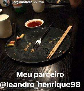 FOTO - Jorginho e Leandrinho cenano insieme, il centrocampista scherza: "Sta imparando a mangiare..."
