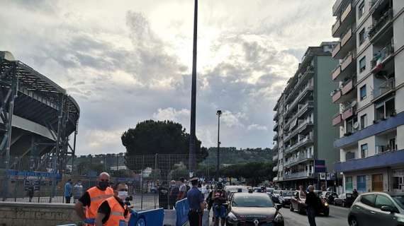 FOTO TN - Sale l'attesa per Napoli-Inter: alcuni tifosi all'esterno del San Paolo