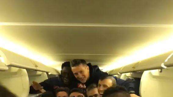 VIDEO - "Olè olè olè Marek". Hamsik nella storia, la squadra lo coccola con abbracci e cori sfrenati 