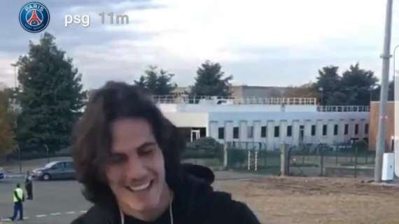 VIDEO - PSG in volo verso Napoli, il club mostra un sorridente Cavani salire sull'aereo