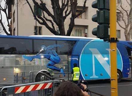 FOTO&VIDEO TN - Pullman del Napoli arrivato al Franchi, accoglienza di uno sparuto gruppo di tifosi viola con qualche fischio