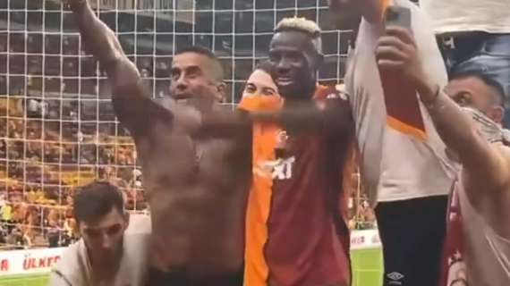 Osimhen scatenato: canta in curva con i tifosi del Galatasaray dopo il 5-0 al Rizespor