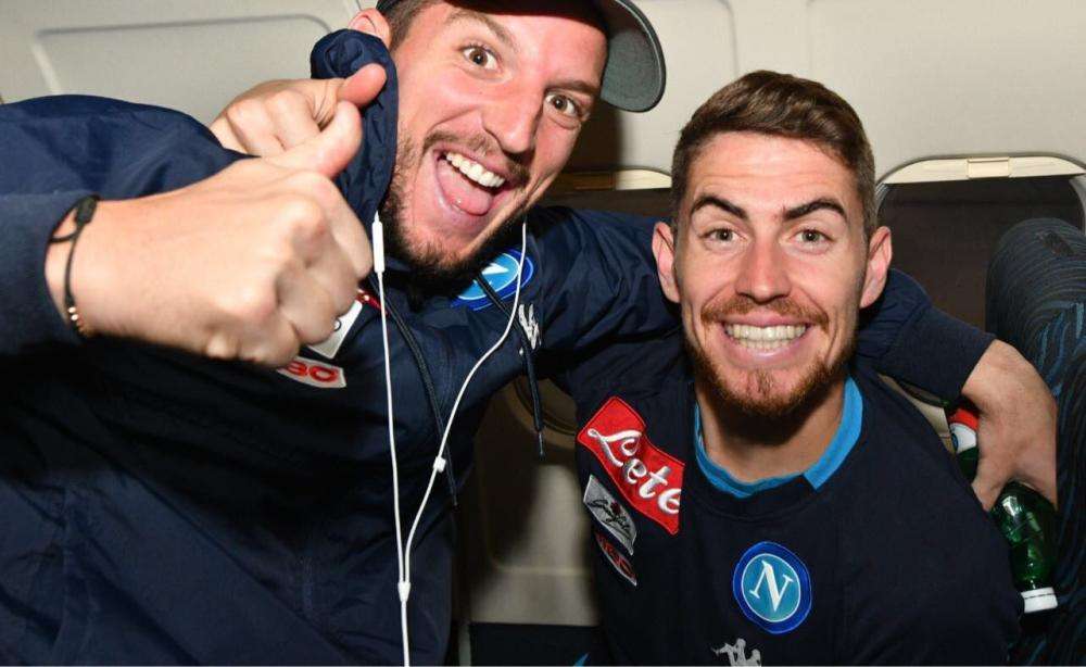 FOTO - Mertens festeggia con Jorginho la convocazione in Nazionale sul volo verso Verona