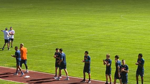 FOTO - Bell'atmosfera a Dimaro, Spalletti e gli azzurri salutano i tifosi all'ingresso in campo