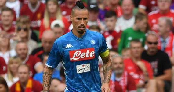 FOTO - La SSC Napoli si complimenta con Hamsik per il record di presenze: "Grande capitano!"