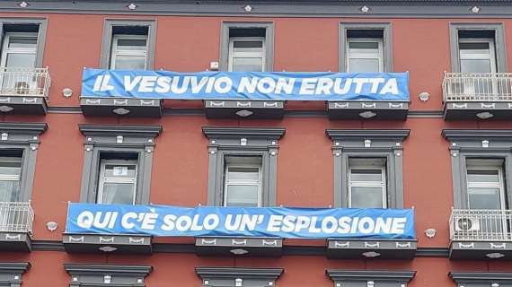 FOTO - Lo Scudetto a Riviera di Chiaia: "Il Vesuvio non erutta, c'è solo un'esplosione..."