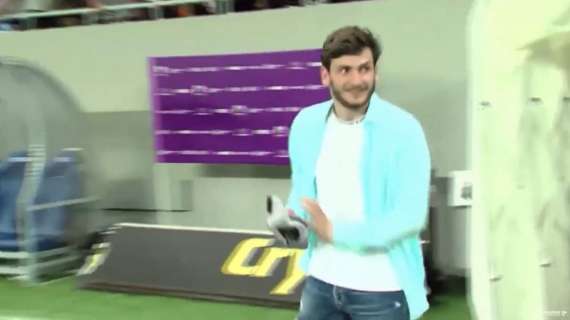 VIDEO - Kvaratskhelia, ultimo saluto ai tifosi della Dinamo Batumi: giro di campo, cori e applausi 