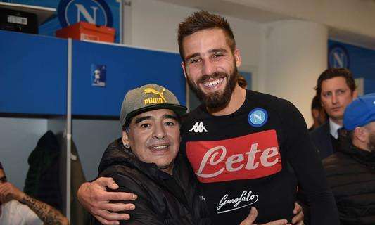 FOTO - Pavoletti, tante novità in pochi giorni: l'attaccante sorridente al fianco di Maradona