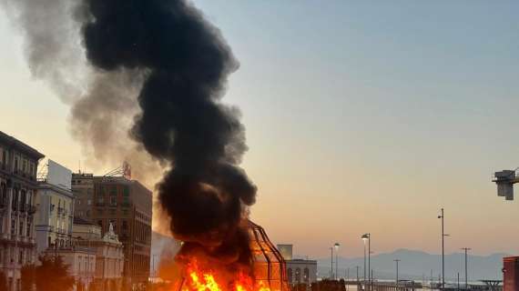 FOTO – Clamoroso a Napoli: incendiata l’opera d’arte La Venere degli Stracci