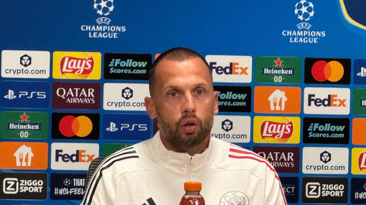 La tripletta di Osimhen costa caro ad Heitinga: l'Ajax lo esonera 