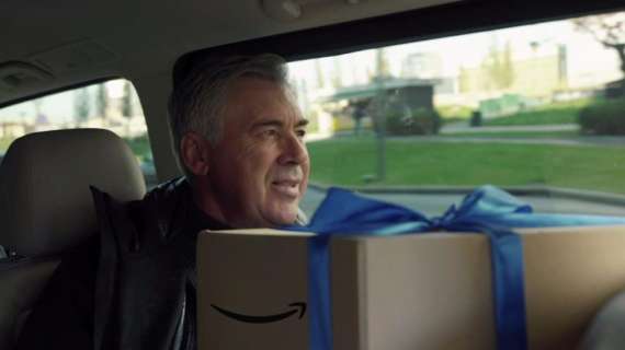 VIDEO - Straordinario Ancelotti, consegna a sorpresa tre pacchi Amazon ai tifosi azzurri