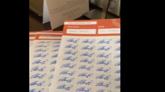 VIDEO – Hamsik alle prese con centinaia di autografi: pomeriggio di ‘firme’ per il capitano