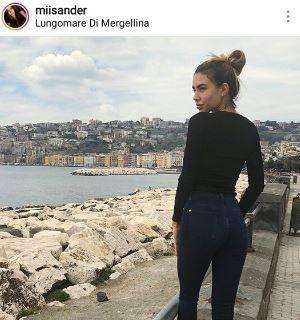 FOTO - Vacanze pasquali a Napoli per lady Petagna, eccola sul lungomare