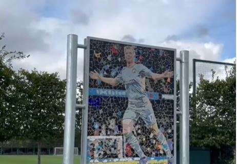 Manchester City, omaggio a De Bruyne: il suo mosaico al centro sportivo