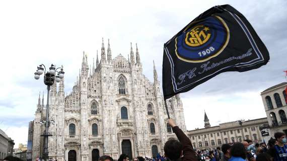 VIDEO - Scudetto Inter, assembramenti e sfottò per la Juve in piazza Duomo