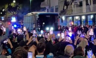 Napoli-Sporting, che entusiasmo per l'arrivo del bus azzurro!