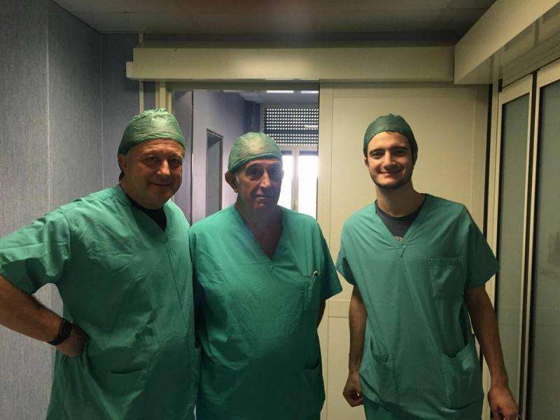 FOTO – Grassi operato a Villa Stuart: il Dott. De Nicola mostra il menisco asportato al centrocampista