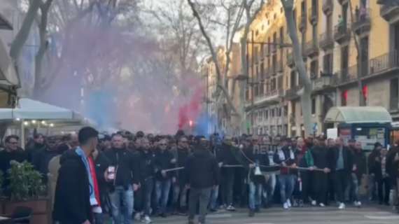 VIDEO - Barcellona-Napoli, corteo ultras azzurri verso il Montjuic